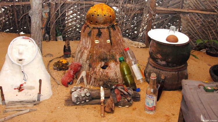 Autel consacré de la divinité Legba, gardien des carrefours et des voies de prospérité