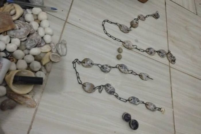 Plateau sacré de divination du Fâ avec noix de palme et chapelet traditionnel